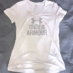 White under armour t shirt